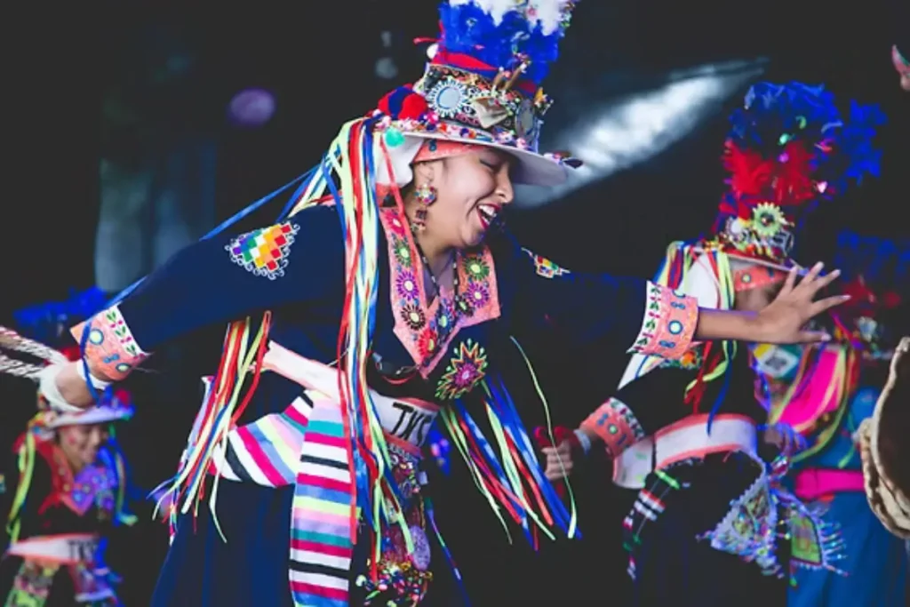 Foto de apresentação cultural durante a Festa do Imigrante