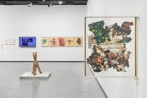 Foto do espaço expositivo da Exposição A Terra, o fogo, a água e os ventos.