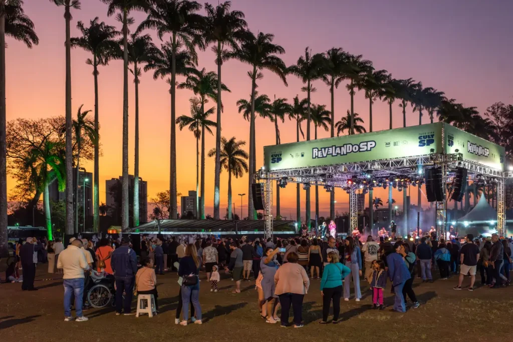 Imagem do palco e do público durante apresentação do evento Revelando SP.