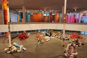 Foto de obras de arte na 36ª Bienal de SP